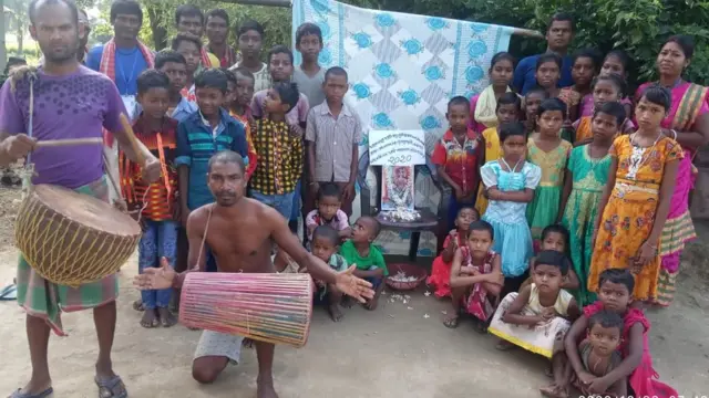 মহিষাসুরকে স্মরণ করছে আদিবাসী সম্প্রদায়।