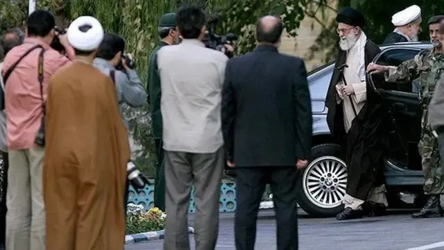 رهبر ایران در یکی از بازدیدهایش از مراکز نظامی در تهران. محمد محمدی گلپایگانی هم در این سمت راست تصویر دیده می شود