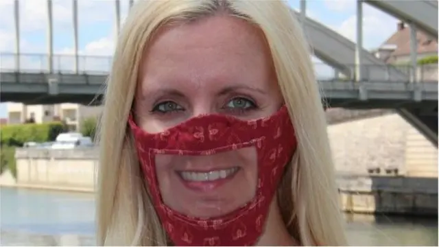 الجزء الشفاف من كمامة كيلي يمكن إزالته لغسل الكمامة