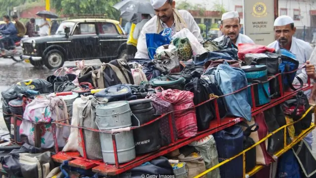 从城市各处来的餐盒会在到达地点再次分拣，然后装上最终送餐员的自行车或者手推车。(图片来源: Getty Images)