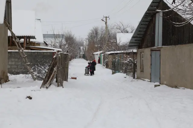 Б. Айталиев: Азыр жер ээлери муну менен эле чектелбей, керек болсо жанагы ФАПтарды, бала бакчаны кура турган жерлерге өздөрүнүн жерлерин бергенге макул болуп күтүп отурушат