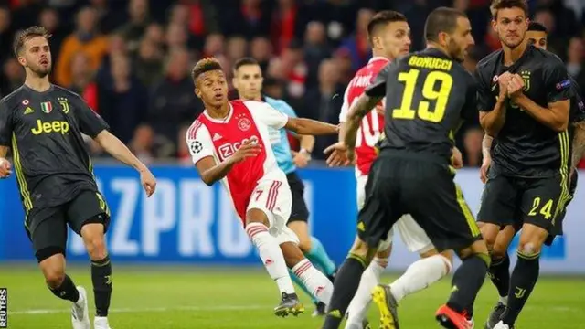 David Neres (uri hagati wambaye umutuku n'umweru)