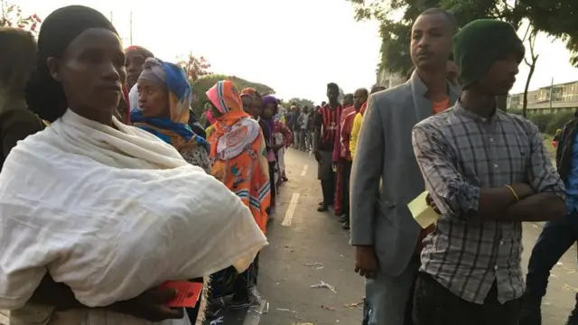 ሐዋሳ የሚገኙት የቢቢሲ ባልደረባዎች ምርጫው በሰላማዊ ሁኔታ እየተከናወነ እንዳለ እና የፀጥታ አስከባሪዎች በየቦታው በተጠንቀቅ እንደቆሙ መመልከት ችለዋል።