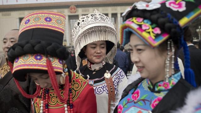 Делегаты этнические меньшинств Китая в традиционных костюмах в Пекине, 5 марта 2018 года.