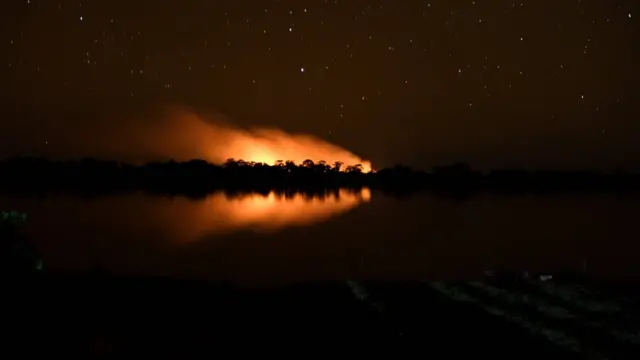 Fogo no Pantanal durante o período da noite