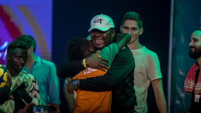 Kone hug one man afta dem announce am as winner