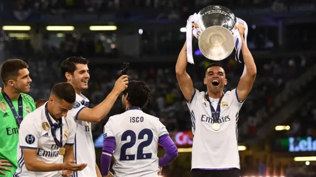रियल मैड्रिड के खिलाड़ी जीत का जश्न मनाते हुए