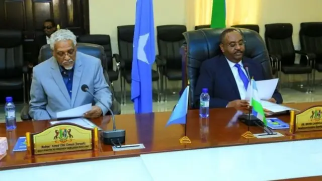 Madaxweyne Siciid Cabdullaahi Deni (midig) iyo ku xigeenkiisa Axmed Karaash (bidix) waxaa la sheegay inuu khilaaf u dhexeeyo