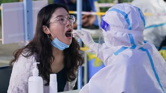 南京市民在玄武区新街口街道北门桥社区核酸检测点进行核酸检测取样(新华社图片29/7/2021)