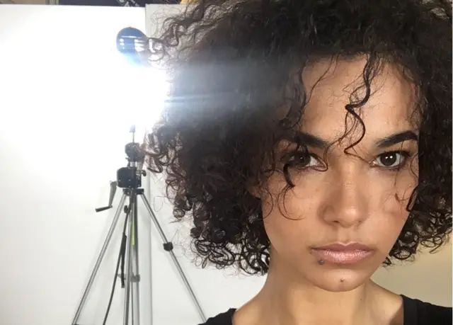 하킨스는 어린 모델들은 자신들의 생각을 주장하기가 쉽지 않다고 말한다