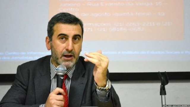 Edison Lanza fala em microfone durante palestra