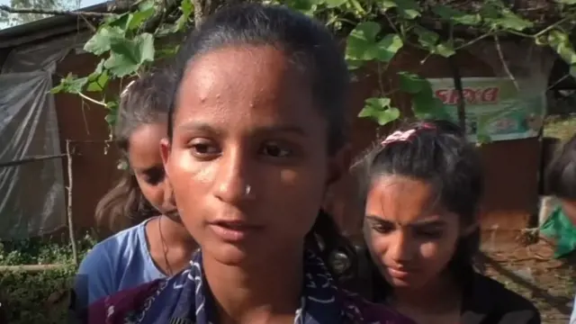 મહિમા કહે છે કે પહેલાં કૉલેજ જવા માટે અમને બહુ અગવડ પડતી હતી. અહીંથી 3 કિલોમિટર દૂર મુખ્ય સડક સુધી અમારે ચાલીને જવું પડતું હતું