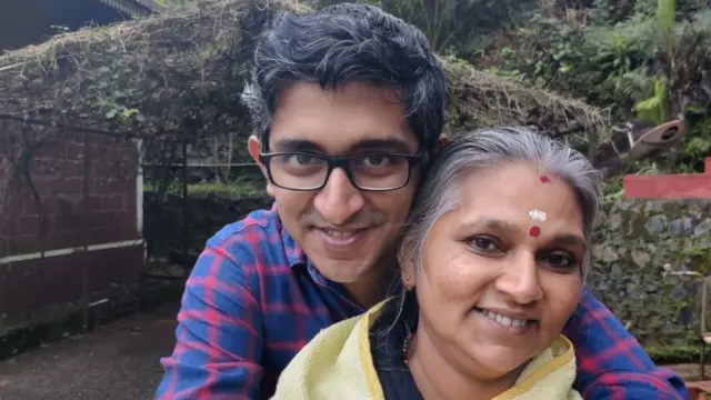 हरीश अपनी मां के साथ