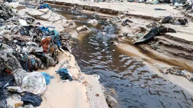 Núi rác Cam Ly, Đà Lạt đổ sập gây ô nhiễm cả các con suối