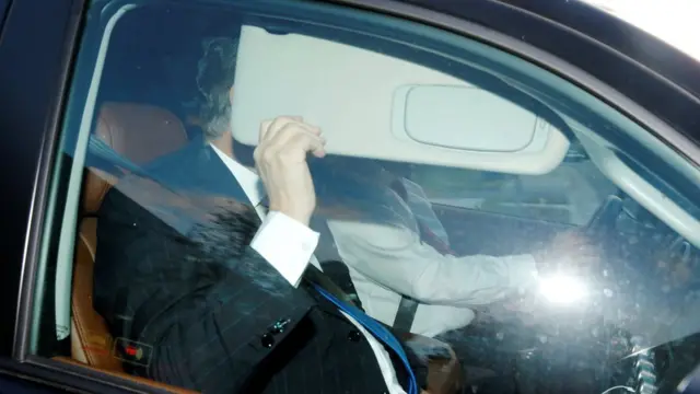 Paul Manafort tapándose la cara al llegar al FBI.