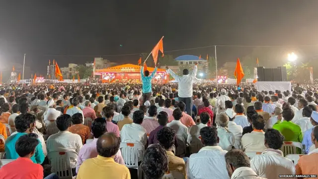 सभास्थळी उपस्थित तरुण मुख्यमंत्र्यांना दाद देताना.