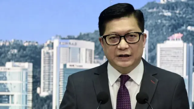 香港特區保安局局長鄧炳強在記者會上講話(中新社圖片7/8/2021)