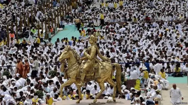 સ્વામીનારાયણ સંપ્રદાયના સંસ્થાપક સહજાનંદ સ્વામીની પ્રતિમાનો ફોટોગ્રાફ