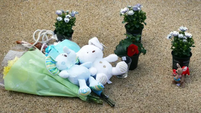 Peluches y flores en el suelo