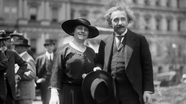 એલ્સા આઈનસ્ટાઈન અને આલ્બર્ટ આઈનસ્ટાઈન પિતરાઈ હતાં. તેમનાં લગ્ન 1919માં થયાં હતાં. અગાઉ બન્નેનાં અન્યત્રે લગ્ન થયાં હતાં, પરંતુ તેમને સંતાનો થયાં ન હતાં