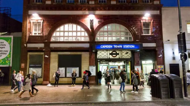 Рядом со станцией метро Камден-таун ночью
