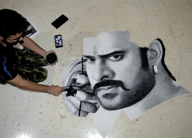 રંગોળી દોરતા રોમીનની તસવીર