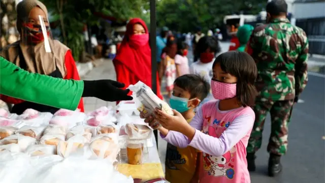 توزیع غذای رایگان در جاکارتا پایتخت اندونزی