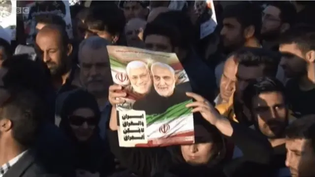 শোক মিছিলে অংশ নেয়া অনেকের হাতে ছিল কাশেম সোলেইমানের ছবি