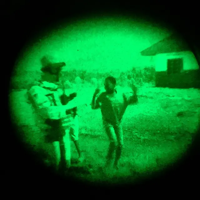 Un enfant dans un camp