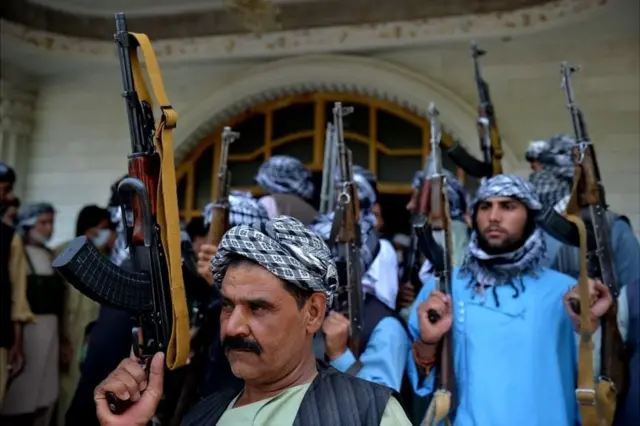 તાલિબાને અફઘાનિસ્તાનની ઈરાન અને તુર્કમેનિસ્તાન સરહદો પરના વ્યૂહાત્મક સ્થળોએ કબજો જમાવી દીધો હોવાના અહેવાલ છે. 1990 દાયકામાં કદહાર તાલિબાનનો ગઢ હતું.