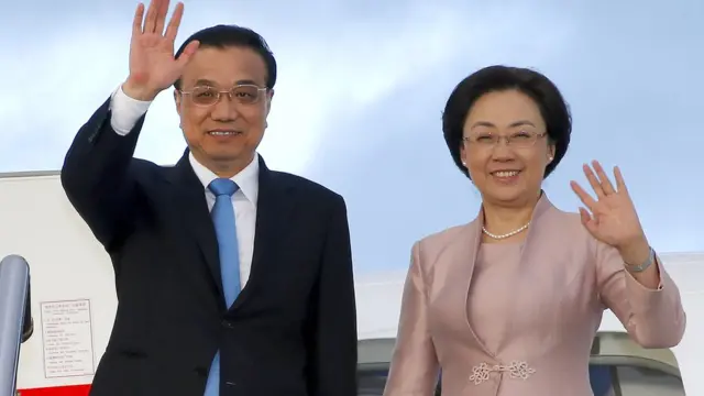 李克强（左）与夫人程虹（右）抵达新西兰奥克兰访问（27/3/2017）