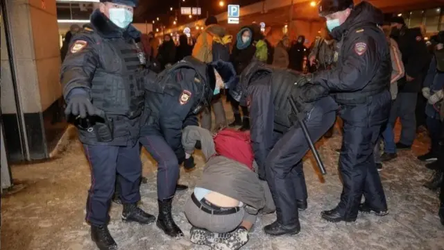 தடுப்பு காவலுக்கு உட்படுத்தப்படும் நவால்னியின் ஆதரவாளர்கள்