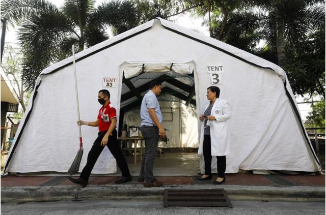 菲律宾奎松市综合医院安装了新冠病毒患者隔离帐篷
