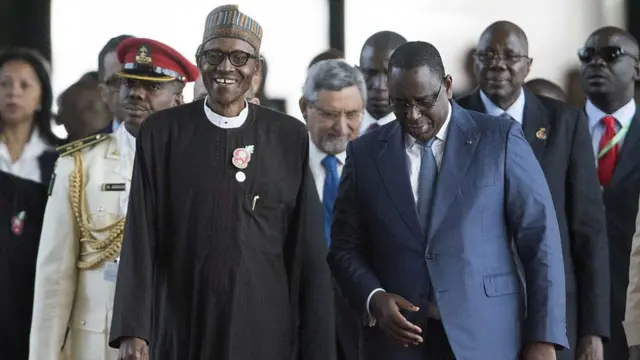 Les présidents Buhari (gauche) et Sall (droite)