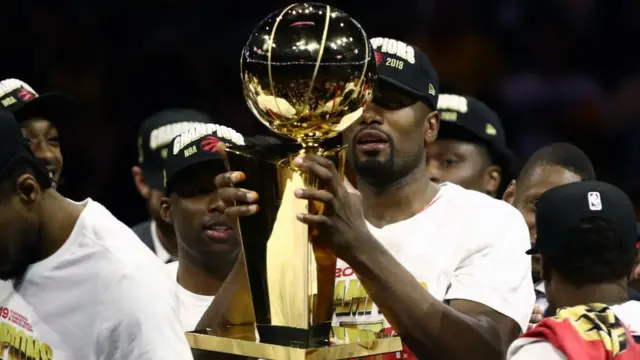 Serge Ibaka soulève la coupe de champion de la NBA.