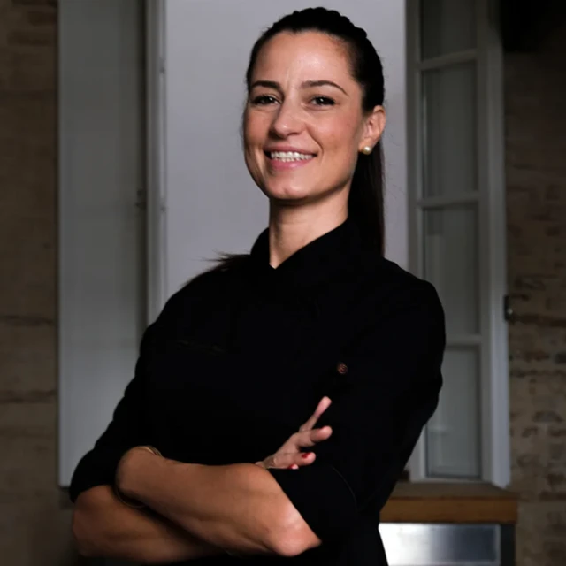 डॉक्टर हेलेन का बचपन तो फ़्रांस में बीता लेकिन पिता की ओर से उनका वंश उंदलस के प्राचीन यहूदी परिवारों से मिलता है