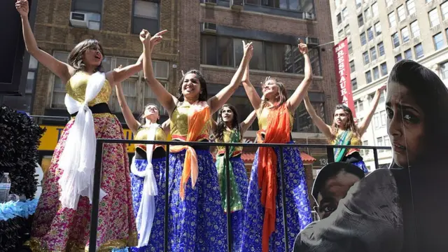 Inmigrantes indios en un desfile en Nueva York.
