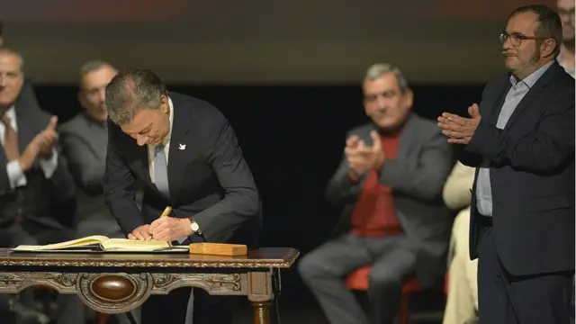 Santos firma la paz frente a Timochenko.