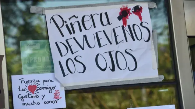 pancartas con mensajes sobre Gustavo Gatica