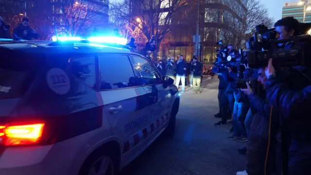 Дани Алвес покидает суд Барселоны 20 января