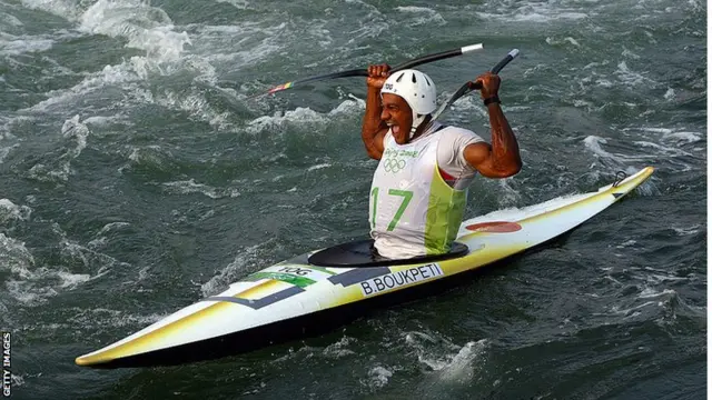 Le canoéiste togolais Benjamin Boukpeti célèbre sa médaille de bronze aux Jeux olympiques de Pékin 2008