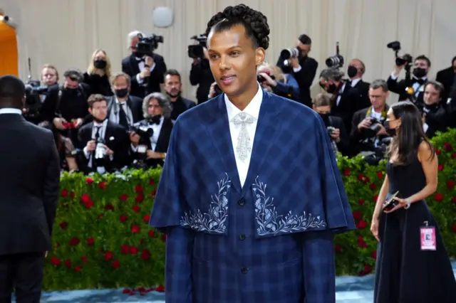 Stromae yari yambaye kostimu yo mu bwoko bw'izakera yakozwe n'inzu ye y'imideri