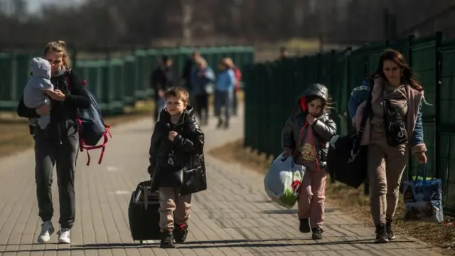 Понад половина українських дітей стали біженцями у перший місяць війни