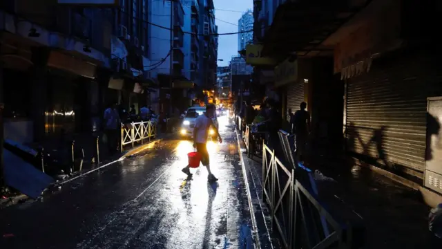 澳門某街區居民在停電下抹黑搬運食用水（24/8/2017）