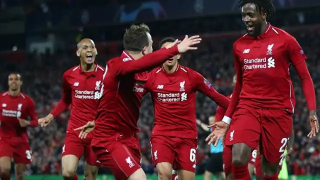 Mchezaji wa Liverpool Divock Origi kulia
