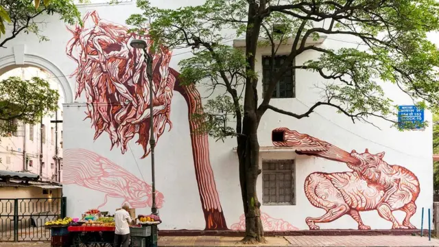 Растительные мотивы в настенном рисунке (арт-квартал в индийском Нью-Дели)