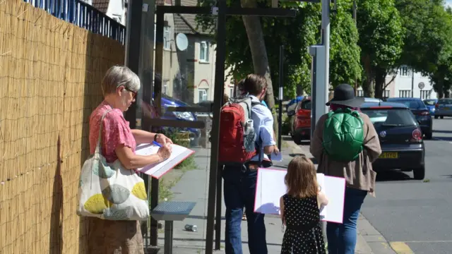 Mahallelileri oy vermeye ikna etmeye çalışan İşçi Partisi gönüllüleri
