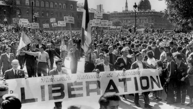 جانب من المسيرات الاحتفالية التي جاب خلالها الباريسيون شوارع مدينتهم بعد تحريرها على يد قوات الحلفاء