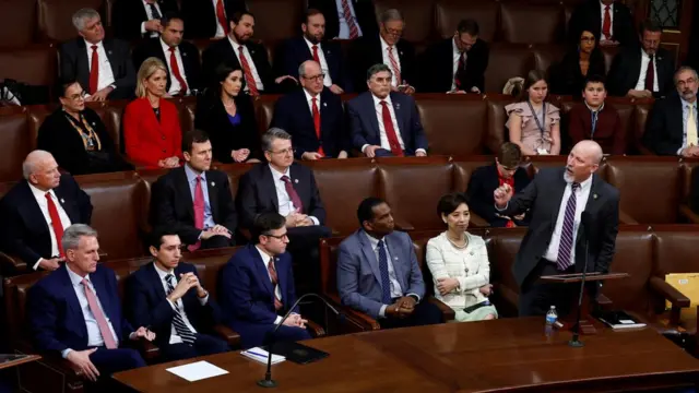 El representante republicano Chip Roy nomina a su colega Jim Jordan para desafiar al líder republicano Kevin McCarthy mientras McCarthy escucha, antes de una tercera ronda de votación para presidente de la cámara baja en el Capitolio de Estados Unidos en Washington.