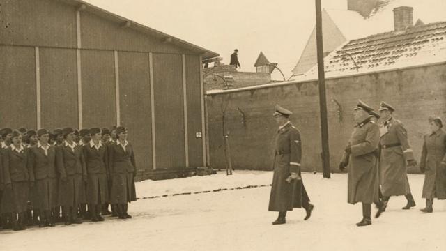 Chefe da SS, Heinrich Himmler, em visita a Ravensbrück (janeiro de 1941)